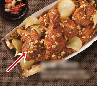 치킨에 뿌려진 땅콩 토핑. 사진은 기자가 방문한 치킨집과 무관함.