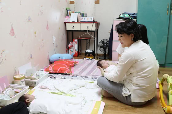 문재인 대통령 부인 김정숙 여사가 이달 6일 오후 광주에 위치한 미혼모 보호시설 인애복지원을 방문해 산모와 아기를 만나 대화를 나누고 있다. /사진=뉴스1(청와대 제공)