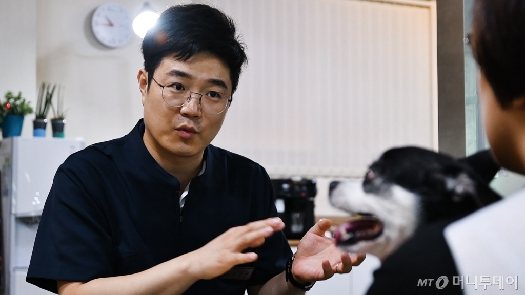 견주와 상담하는 김정현 대표의 모습. /사진=이상봉 기자