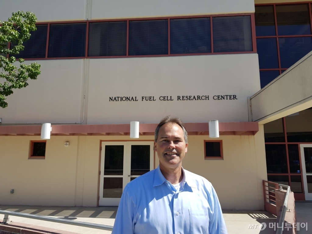 잭 브라우어 미국 국립수소연료연구센터장 겸 UC어바인 기계·항공우주공학과 교수가 인터뷰에 앞서 포즈를 취하고 있다./사진=황시영 기자