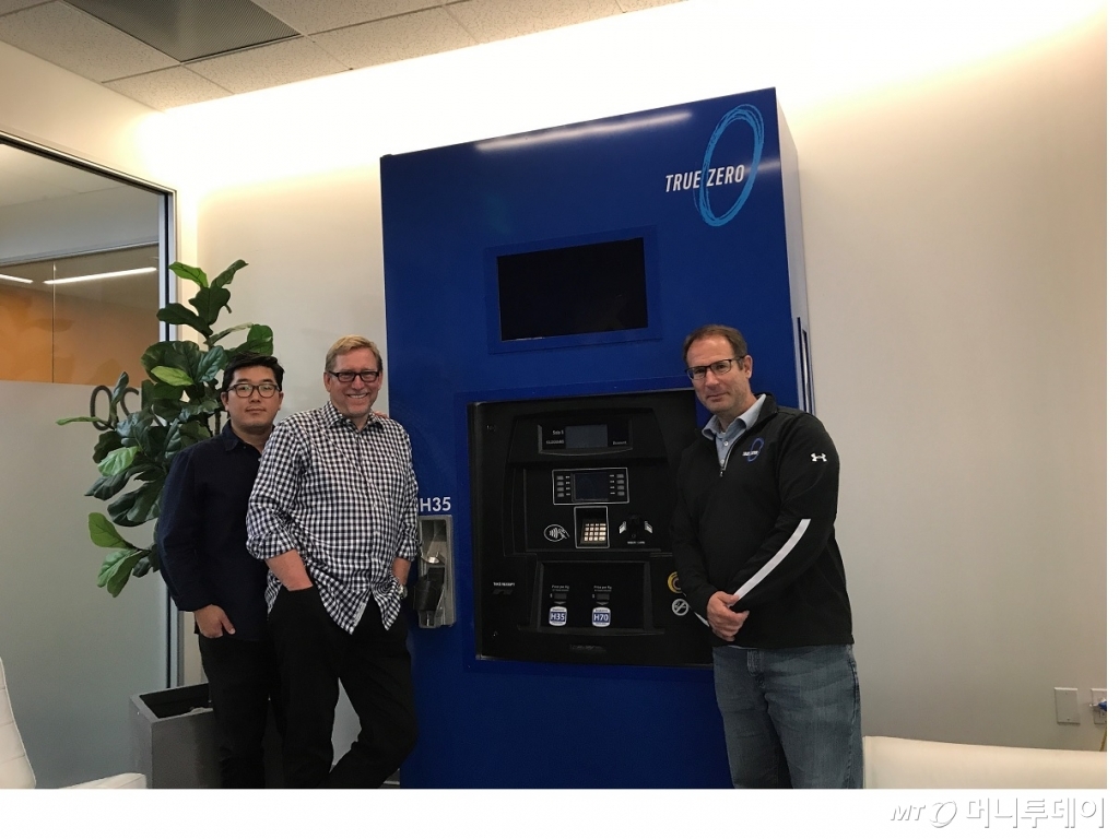 지난 7일 미국 캘리포니아주 로스앤젤레스 인근 뉴포트비치에 위치한 민간 수소충전업체 '퍼스트엘리먼트퓨얼'에서 관계자들이 포즈를 취하고 있다. (왼쪽부터)아이작 김 퍼스트엘리먼트퓨얼 CFO, 조엘 이와닉 CEO, 팀 브라운 COO./사진=황시영 기자