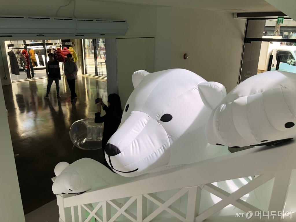 커다란 북극곰 풍선으로 겨울 풍경을 연출한 디스커버리 익스페디션 팝업스토어 모습/사진=양성희 기자