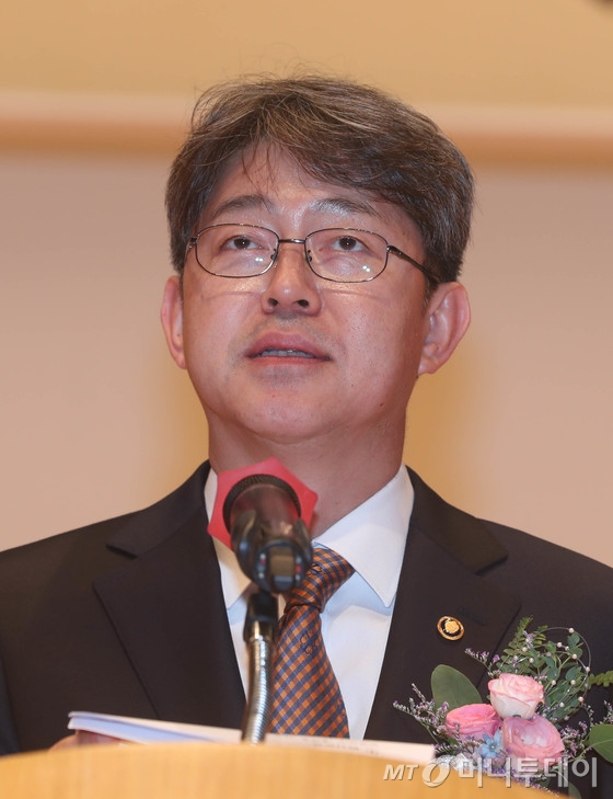 강신욱 신임 통계청장이 28일 오후 대전정부청사 대강당에서 열린 제17대 통계청장 취임식에서 취임사를 하고 있다. 2018.8.28/뉴스1 <저작권자 © 뉴스1코리아, 무단전재 및 재배포 금지>