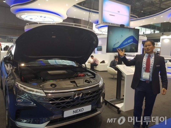 김태기 한국가스공사 차장이 현대차의 수소잔기차 넥쏘를 설명하고 있다./사진=박준식 기자