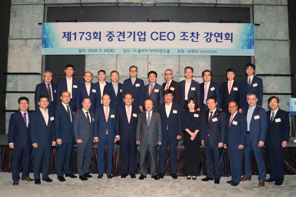 (앞줄 왼쪽부터) 반원익 한국중견기업연합회 상근부회장, 박인주 제니엘 회장, 정병기 계양정밀 회장, 최병오 패션그룹형지 회장, 정구용 인지컨트롤스 회장, 강호갑 한국중견기업연합회 회장, 홍일표 산업통상자원중소벤처기업위원회 위원장, 최재호 무학 회장, 김재희 이화다이아몬드공업 대표이사, 김형진 세종텔레콤 회장, 구자관 삼구아이앤씨 대표이사, 김영철 바인그룹 대표이사, 이재홍 김앤장법률사무소 변호사 /사진제공=한국중견기업연합회