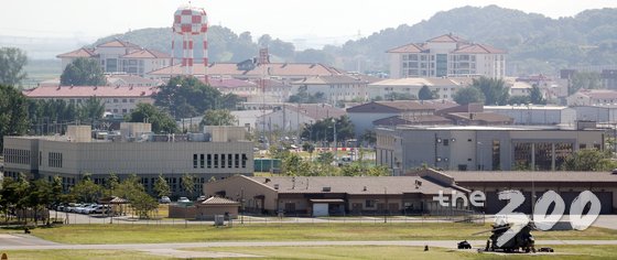 해방 직후 시작됐던 주한미군의 용산 주둔 역사가 73년으로 끝나게 됐다.   주한미군은 오는 29일 평택 캠프 험프리스에 신축된 새 사령부 건물에서 청사 개관식을 연다. 청사 개관으로 주한미군의 용산 시대는 끝을 맺게 됐고 평택 시대가 본격적으로 열리게 됐다. 주한미군의 지상전력을 지휘 통제하는 미 8군 사령부는 앞서 지난해 7월 이전을 완료했다.   사진은 21일 오후 경기도 평택시 미8군사령부 캠프험프리스의 모습. 2018.6.21/뉴스1  <저작권자 © 뉴스1코리아, 무단전재 및 재배포 금지>