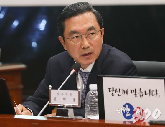 경대수 자유한국당 의원이 19일 충남 계룡대에서 열린 국회 국방위원회의 해군본부 국정감사에서 엄현성 해군참모총장에게 질의를 하고 있다. 2017.10.19/뉴스1 <저작권자 © 뉴스1코리아, 무단전재 및 재배포 금지>