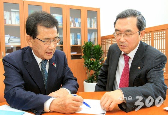 이시종 충북지사가 1일 서울 여의도 국회에서 경대수 자유한국당 의원을 만나 충북 현안사업에 대한 정부예산 증액을 건의하고 있다.(충청북도 제공) 2017.12.1/뉴스1 <저작권자 © 뉴스1코리아, 무단전재 및 재배포 금지>