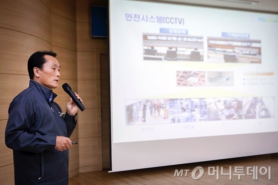 부산교통공사 종합관제센터 이광남 소장이 부산교통공사 종합관제센터에 대해 설명하고 있다. /사진제공=SKT