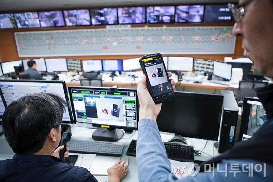 부산광역시 부산교통공사(3층 운행관제센터)에서 SK텔레콤 및 공사 직원들이 LTE-R 무전단말을 통해 열차내부 객실 상황을 실시간 모니터링하고 있다./사진제공=SKT