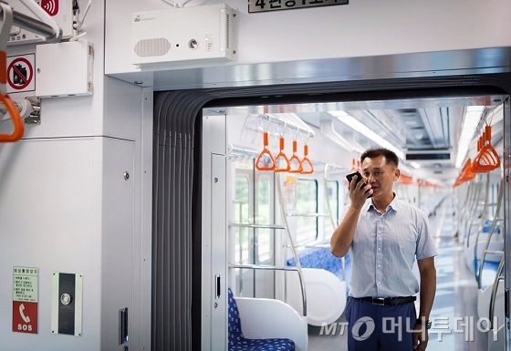 부산도시철도 노포역 근처 차량기지에서 LTE-R 무전단말을 활용해 역사 내 긴급 방송을 시연하는 모습./사진제공=SKT