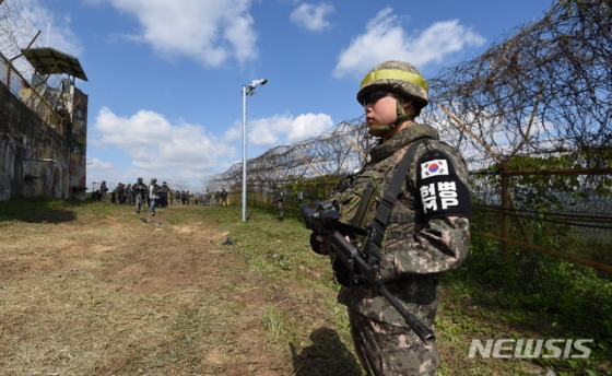 【철원=뉴시스】 사진공동취재단 =  육군은 비무장지대 내 6.25 전사자 유해발굴을 위한 지뢰제거작업을 2일 강원도 철원군 5사단(열쇠부대) 인근 비무장지대 수색로 일대에서 개시했다.   한 장병이 지뢰제거작업 현장 주변에서 경계근무를 서고 있다.2018.10.03.   photo@newsis.com   <저작권자ⓒ 공감언론 뉴시스통신사. 무단전재-재배포 금지.>