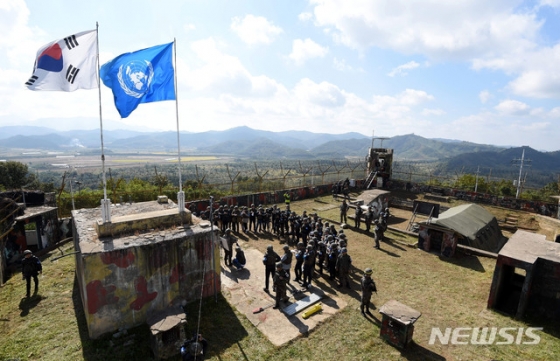 【철원=뉴시스】 사진공동취재단 = 육군은 비무장지대 내 6.25 전사자 유해발굴을 위한 지뢰제거작업을 2일 강원도 철원군 5사단(열쇠부대) 인근 비무장지대 수색로 일대에서 개시했다. 취재진이 육군관계자로부터 지뢰제거 작업에 대한 설명을 듣고 있다. 2018.10.03.  photo@newsis.com   <저작권자ⓒ 공감언론 뉴시스통신사. 무단전재-재배포 금지.>