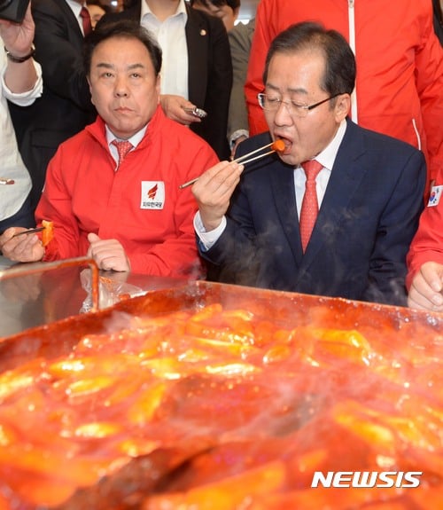 자유한국당 홍준표 대선후보가 7일 오후 경기 안양시 만안구 중앙시장을 방문해 떡볶이를 먹고 있다. 2017.04.07.   /사진=뉴시스