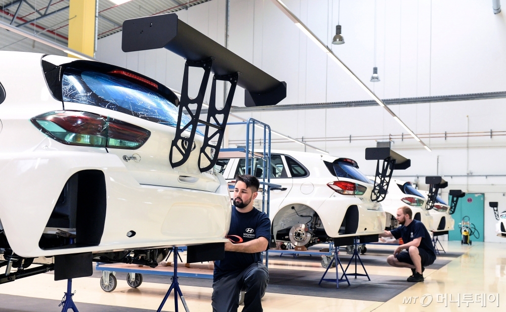 현대차의 첫 판매용 경주차 ‘i30 N TCR’ 제작 현장/사진제공=현대차