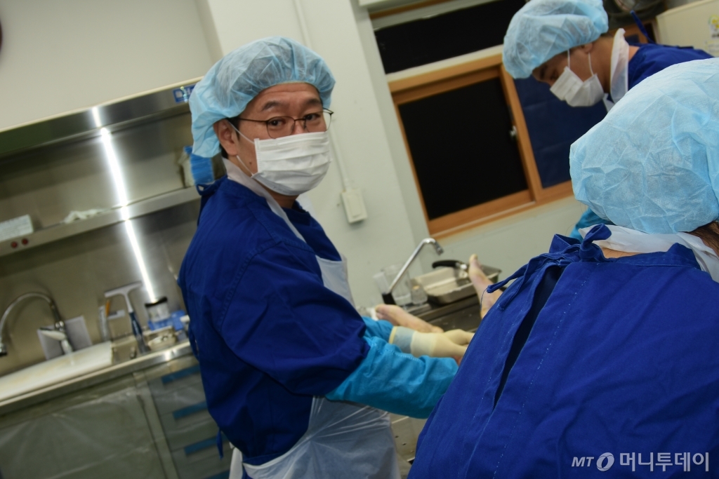 부검을 하고 있는 유성호 서울대 법의학교실 교수. /사진제공=유성호 교수