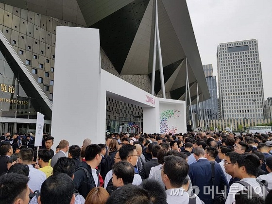 화웨이는 10일부터 12일까지 오전 중국 상하이 월드 엑스포컨벤션센터에서 '화웨이 커넥트 2018'을 진행한다. 10일 오전 행사 개막에 앞서 전시관에 들어가기 위한 인파들이 인산인해를 이루고 있다./사진=김세관 기자.