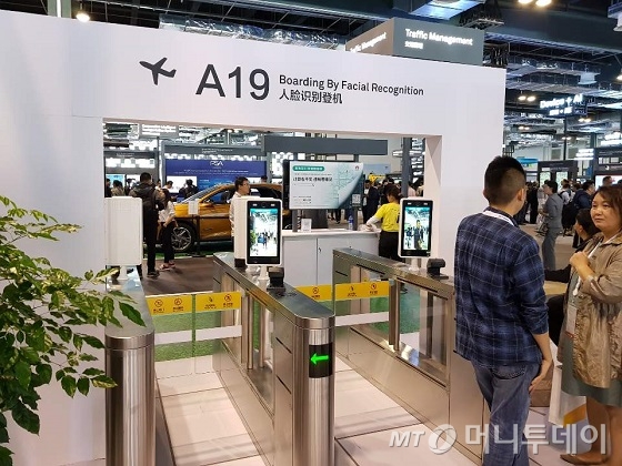화웨이는 10일부터 12일 까지 중국 상하이 월드 엑스포컨벤션센터에서 '화웨이 커넥트 2018'을 진행한다. AI가 적용된 공항 출입국 검색대를 구현한 모습./사진=김세관 기자.
