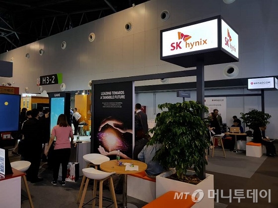 화웨이는 10일부터 12일 까지 중국 상하이 월드 엑스포컨벤션센터에서 '화웨이 커넥트 2018'을 진행한다. 이번 행사에 국내 기업 중에서는 화웨이 서버에 자사 반도체를 제공하고 있는 SK하이닉스와 삼성전자가 협력사 자격으로 참가했다./사진=김세관 기자.