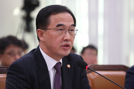 조명균 통일부 장관이 11일 오전 서울 여의도 국회에서 열린 외교통일위원회의 통일부, 민주평화통일자문회의 등에 대한 국정감사에서 의원들의 질의에 답하고 있다. 2018.10.11/뉴스1 <저작권자 © 뉴스1코리아, 무단전재 및 재배포 금지>
