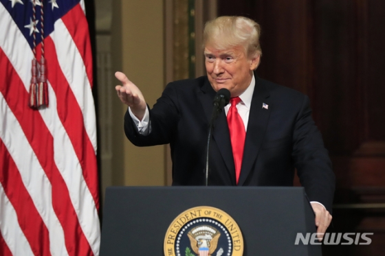 【워싱턴=AP/뉴시스】11일(현지시간) 백악관 아이젠하워 행정동 빌딩에서 열린 인신매매 종합 대책 관련 회의에서 도널드 트럼프 미국 대통령이 연설하고 있다. 2018.10.12  <저작권자ⓒ 공감언론 뉴시스통신사. 무단전재-재배포 금지.>