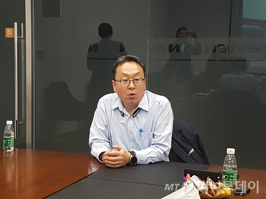 12일 오후 북경경동나비엔 신공장 내 사무실에서 김용범 동사장이 기자들의 질문에 답하고 있다./사진=진상현 베이징 특파원