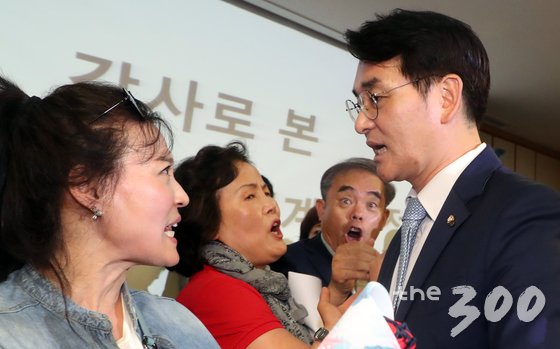 박용진 더불어민주당의원이 5일 서울 여의도 국회 의원회관에서 열린 유치원 비리 근절을 위한 정책 토론회 (사립 유치원 회계부정 사례를 중심으로)에서 토론회를 막고 있는 사립유치원 관계자들과 실랑이를 벌이고 있다. 2018.10.5/뉴스1  <저작권자 © 뉴스1코리아, 무단전재 및 재배포 금지>