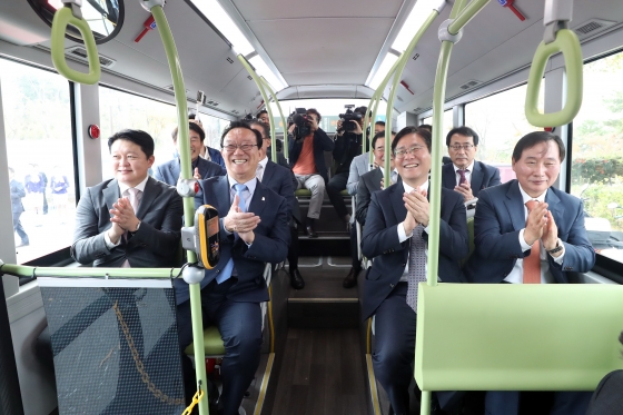 22일 오후 울산시 동구 대왕암공원에서 열린 '울산광역시 수소전기버스 시범사업 발대식'에서 양재원 울산여객 사장(앞줄 왼쪽부터), 송철호 울산시장, 성윤모 산업통상자원부 장관, 한성권 현대상용차 사장 등 참석자들이 버스에 탑승해 박수를 치고 있다./사진=이기범 기자(울산)