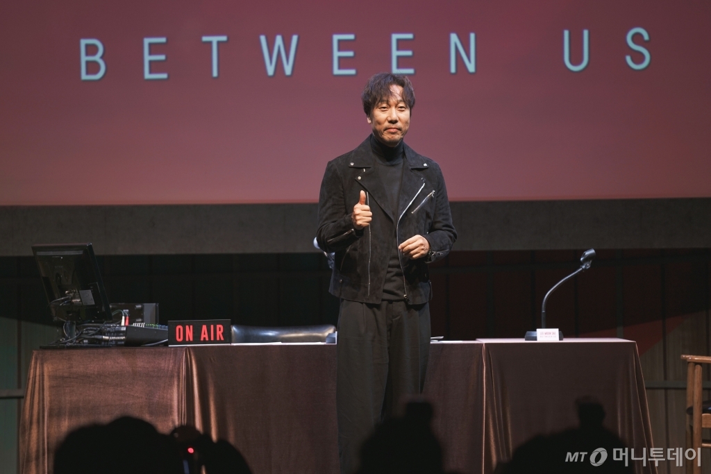 16집 '비트윈 어스'(Between Us)낸 가수 이문세. 이번 음반에서 이문세는 3곡을 자작곡으로 실었다. /사진제공= 케이문에프엔디