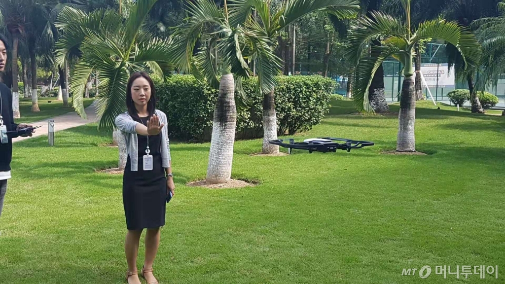 DJI의 한 직원이 손으로 드론을 조종해 보이고 있다./사진= 진상현 베이징 특파원