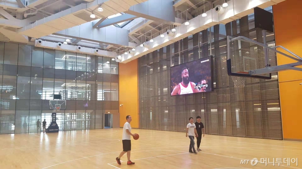 텐센트 신사옥 22~23층에 위치한 내 실내 농구장/사진=진상현 베이징 특파원.