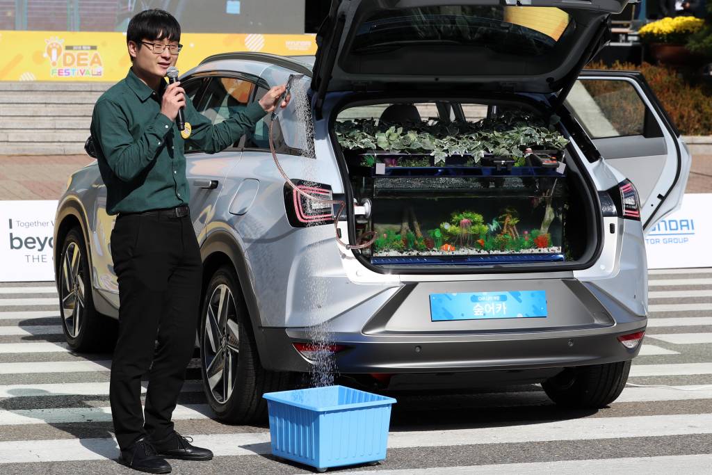 30일 오후 경기도 화성시 현대자동차 남양연구소에서 열린 '2018 제9회 R&D 아이디어 페스티벌'에서 참가자들이 수소차 '넥쏘'에서 발생한 물을 활용해 식물을 재배하거나 세차를 하는 '숲어카'를 선보이고 있다./사진=이기범 기자