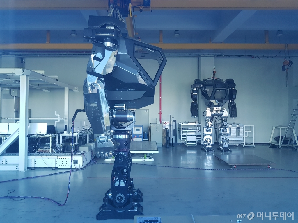 한국미래기술이 제작한 직립보행 로봇/사진=김영상 기자