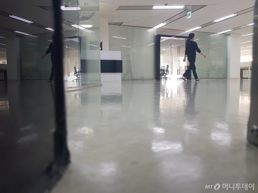 31일 경기도 성남에 있는 위디스크 본사 내부에서 한 직원이 걸어다니고 있다. /사진=김영상 기자