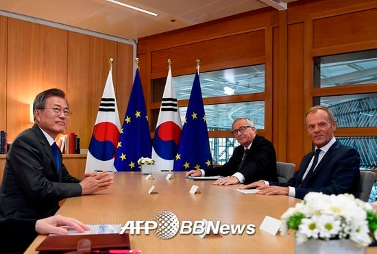 벨기에 시청사에서 판매하는 스머프 에코백 기념품. 벨기에 대표 애니메이션 캐릭터인 스머프가 아토미움(1958년 벨기에에서 열린 국제박람회를 기념하기 위해 만든 기념관)을 손에 들고 있다. /사진=이재은 기자