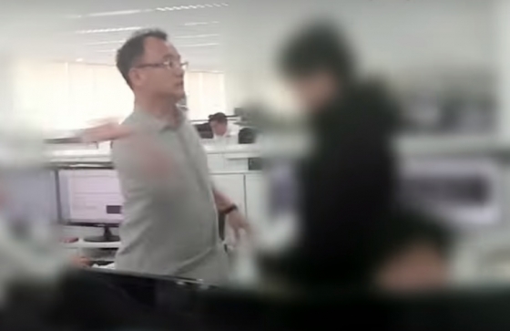 양진호 한국미래기술 회장이 웹하드 업체 '위디스크'의 전 직원을 폭행하는 영상이 지난달 30일 공개돼 파문이 일었다. /사진=뉴스타파 영상 캡처