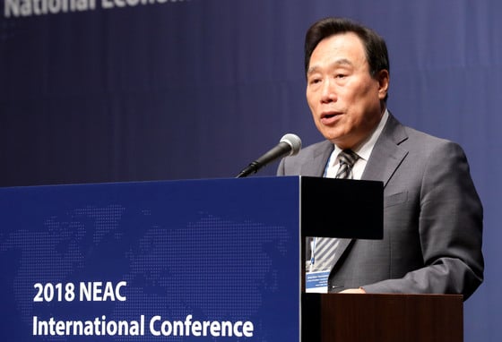 김광두 국민경제자문회의 부의장이 28일 오전 서울 중구 신라호텔에서 '경제 패러다임 대전환 : 사람중심경제'란 주제로 열린 2018 국민경제 국제컨퍼런스에서 개회사를 하고 있다.2018.6.28/뉴스1 <저작권자 © 뉴스1코리아, 무단전재 및 재배포 금지>