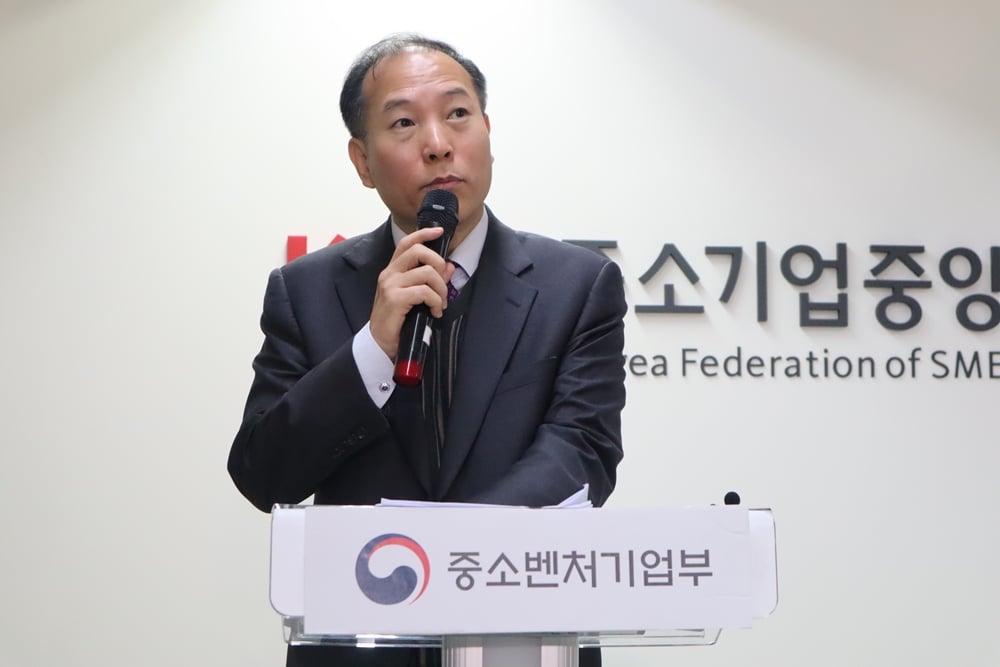 이상훈 중소벤처기업부 소상공인정책실장이 6일 중소기업중앙회에서 기자회견을 열고 협력이익공유제 도입 계획에 대해 발표했다. / 사진제공=중소벤처기업부