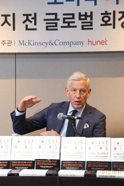 7일 서울 중구 더플라자호텔에서 열린 '인재로 승리하라' 국내 출판 기념 기자간담회에서 도미닉 바튼 맥킨지 전 글로벌 회장이 2% 인재에 대해 설명하고 있다. /사진 제공=휴넷