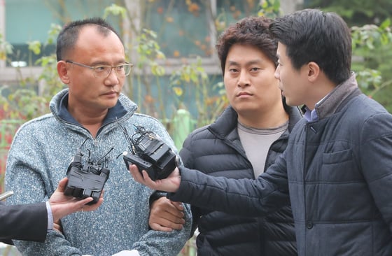 회사 직원 폭행 등 혐의를 받는 양진호 한국미래기술 회장이 7일 오후 경기도 수원시 경기남부지방경찰청 광역수사대로 압송되며 취재진 질문을 듣고 있다. /사진=뉴스1