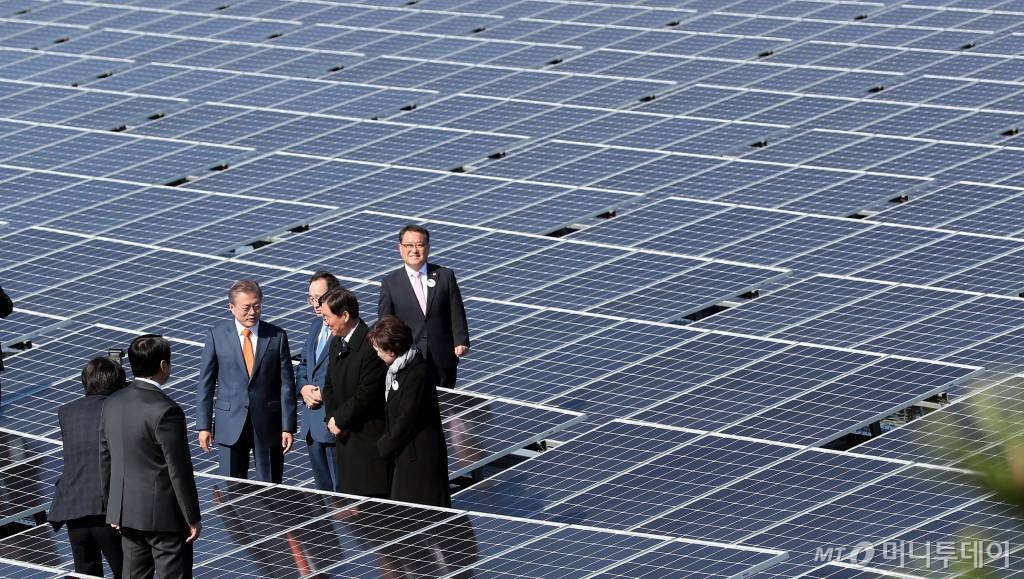 문재인 대통령이 30일 전북 군산시 유수지 수상태양광부지에서 수상태양광 시설을 살펴보고 있다. 2018.10.30. /사진=뉴시스