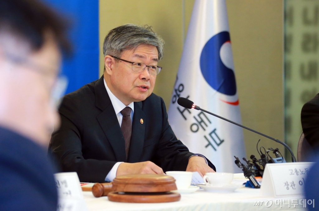 이재갑 고용노동부 장관이 9일 서울 세종대로 프레스센터에서 열린 제5차 고용정책심의회에서 모두발언하고 있다. /사진=고용노동부