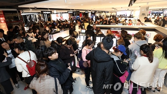 최근 오픈한 한 서울 시내면세점이 개장인파로 북적이는 모습 /사진=뉴스1