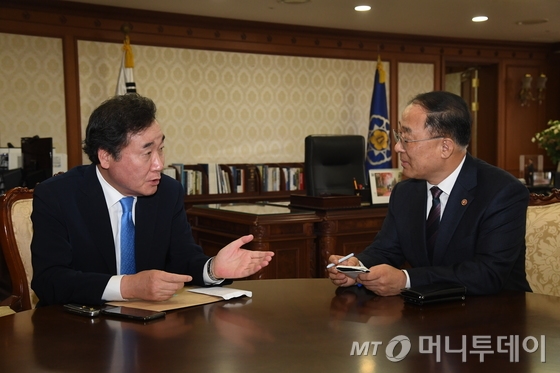 이낙연 국무총리가 9일 서울 종로구 정부서울청사 총리접견실에서 신임 경제부총리 겸 기획재정부 장관으로 내정된 홍남기 국무조정실장과 대화를 나누고 있다. (총리실 제공) 2018.11.9/뉴스1  <저작권자 © 뉴스1코리아, 무단전재 및 재배포 금지>
