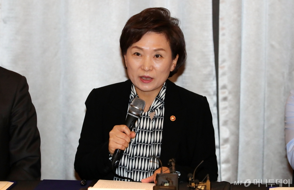 김현미 국토교통부 장관이 7일 오후 서울 여의도 글래드 호텔에서 열린 건설산업 생산구조 혁신 노사정 선언식 참석, 인사말을 하고 있다. /사진제공=뉴시스