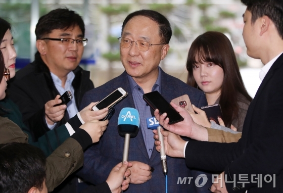 홍남기 경제부총리 겸 기획재정부 장관 후보자가 11일 오후 서울 중구 예금보험공사에 마련된 청문회 준비 사무실로 출근하며 취재진의 질문에 답하고 있다. 2018.11.11/뉴스1 <저작권자 ⓒ 뉴스1코리아, 무단전재 및 재배포 금지>