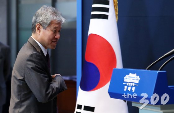 김수현 신임 청와대 정책실장이 11일 오후 청와대 춘추관에서 열린 기자간담회에서 단상으로 향하고 있다. 2018.11.11/뉴스1  <저작권자 © 뉴스1코리아, 무단전재 및 재배포 금지>