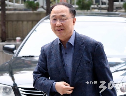 홍남기 경제부총리 겸 기획재정부 장관 후보자가 11일 오후 서울 중구 예금보험공사에 마련된 사무실로 첫 출근하고 있다. /사진=홍봉진 기자