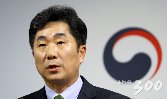 성기선 한국교육과정평가원장이 지난 3월정부세종청사 교육부 브리핑실에서 2019학년도 대학수학능력시험 시행기본계획을 발표하고 있다. 2018.3.27/뉴스1  <저작권자 © 뉴스1코리아, 무단전재 및 재배포 금지>