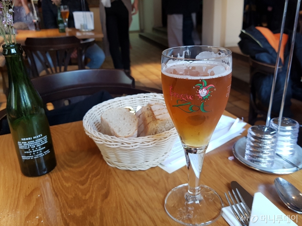 2018 벨기에 브뤼셀 스트릿 아트 전시회의 일환으로, 슈퍼마켓으로 가는 길 스트릿 아트가 그려져있다. 왼쪽에 플랑드르 화파의 창시자이자 벨기에의 자랑인 얀 반 에이크의 모습이 보인다. 이 그림은 그의 자화상 '남자의 초상'이다. /AFPBBNews=뉴스1